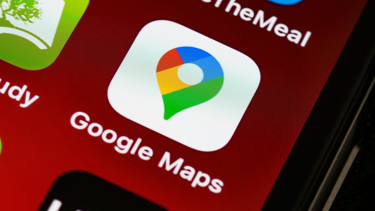 Локален бизнес в Google Maps, отворен на телефон при локално търсене